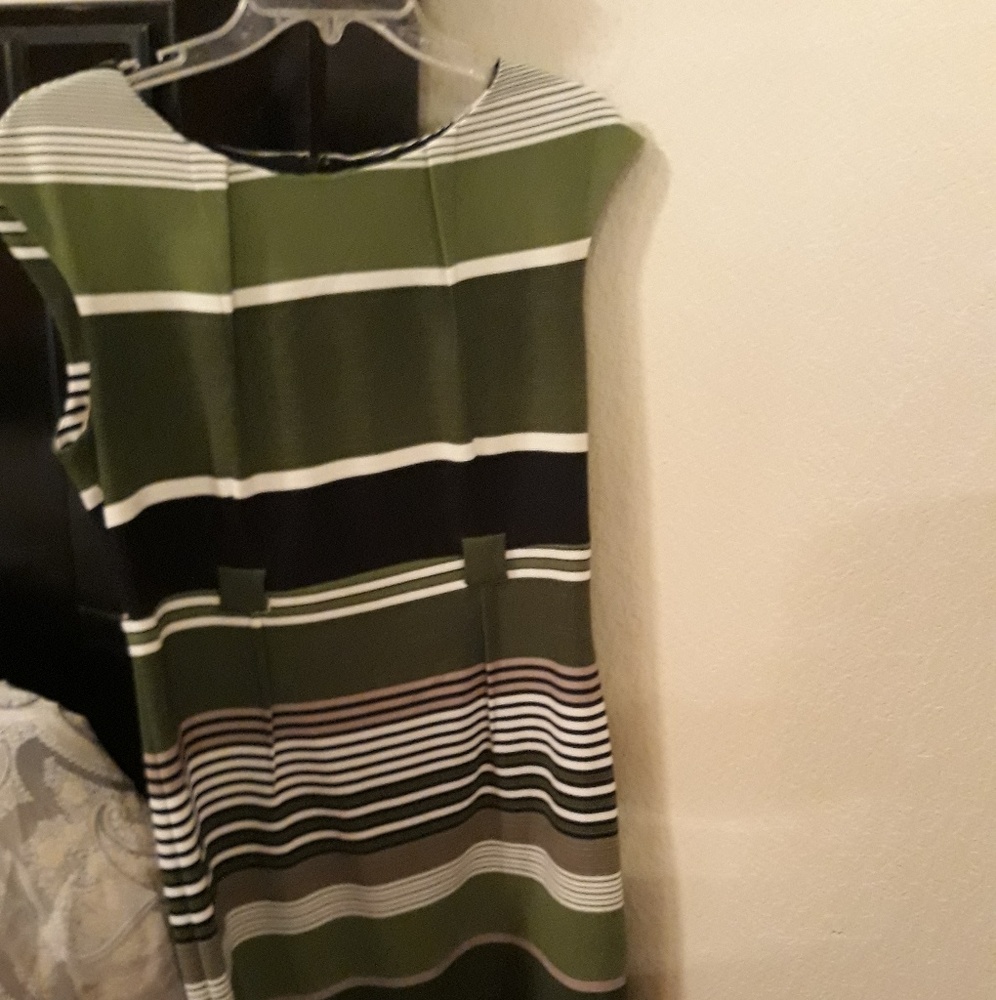 Dresses - Picture 2 of 4
